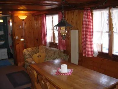 Ein Sitzbereich in der Unterkunft Chalet Edith Oberems