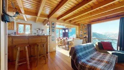 Ein allgemeiner Bergblick oder ein Berglick von des Chalets aus