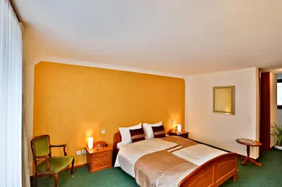 Ein Bett oder Betten in einem Zimmer der Unterkunft Hotel Ristorante Walser