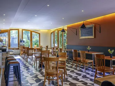 Ein Restaurant oder anderes Speiselokal in der Unterkunft Ibis Sion