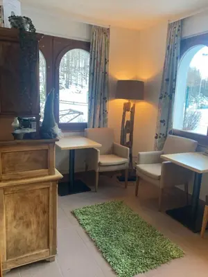 Ein Sitzbereich in der Unterkunft Ski-In/Ski-Out Hotel Sport
