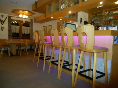 Ein Restaurant oder anderes Speiselokal in der Unterkunft Ski-In/Ski-Out Hotel Sport
