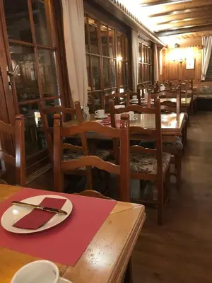 Ein Restaurant oder anderes Speiselokal in der Unterkunft Petit Helvetia Budget Hotel