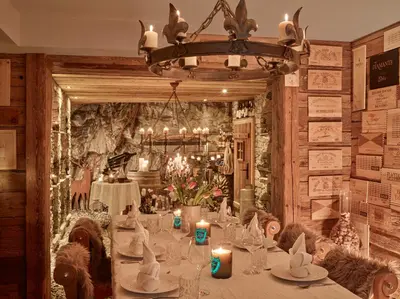 Ein Restaurant oder anderes Speiselokal in der Unterkunft Firefly Luxury Suites