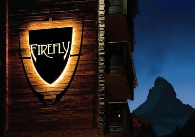 Ein Zertifikat, Auszeichnung, Logo oder anderes Dokument, das in der Unterkunft Firefly Luxury Suites ausgestellt ist