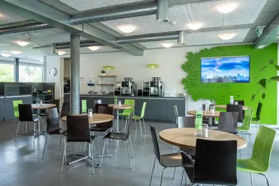 Ein Restaurant oder anderes Speiselokal in der Unterkunft Backpackers Villa Sonnenhof - Hostel Interlaken