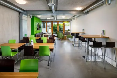 Ein Restaurant oder anderes Speiselokal in der Unterkunft Backpackers Villa Sonnenhof - Hostel Interlaken