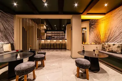 Ein Sitzbereich in der Unterkunft Hotel Allalin Saas-Fee