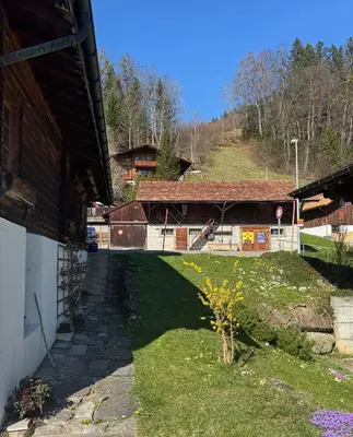 Das Gebäude in dem sich das Privatzimmer befindet