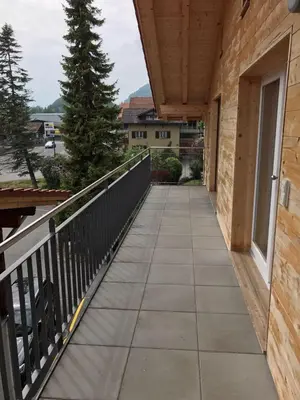 Ein allgemeiner Bergblick oder ein Berglick von des Aparthotels aus