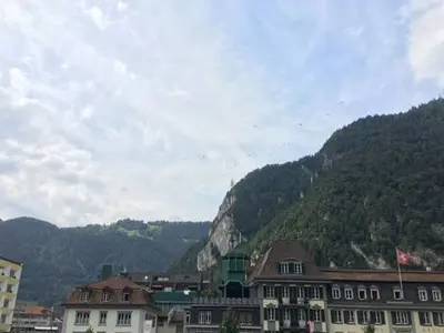 Ein allgemeiner Bergblick oder ein Berglick von des Gasthauses aus