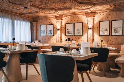 Ein Sitzbereich in der Unterkunft Swiss Alpine Hotel Allalin