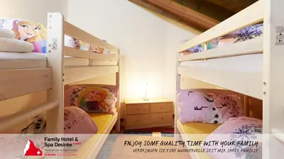 Ein Bett oder Betten in einem Zimmer der Unterkunft Family Hotel Desirée