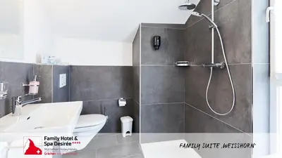 Ein Badezimmer in der Unterkunft Family Hotel Desirée