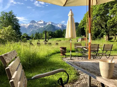 Ein allgemeiner Bergblick oder ein Berglick von des Hotels aus