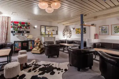 Ein Sitzbereich in der Unterkunft Hotel du Lac