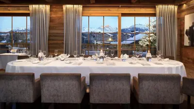 Ein Restaurant oder anderes Speiselokal in der Unterkunft Hostellerie du Pas de l'Ours 