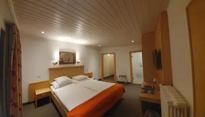 Ein Bett oder Betten in einem Zimmer der Unterkunft Hôtel Splendide