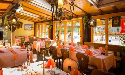Ein Restaurant oder anderes Speiselokal in der Unterkunft Hotel Taescherhof