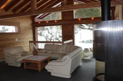 Ein Sitzbereich in der Unterkunft Chalet du Chef