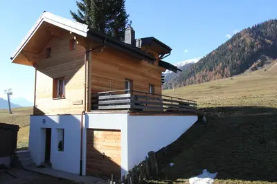 Ein allgemeiner Bergblick oder ein Berglick von des Ferienhauses aus