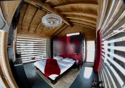 Ein Bett oder Betten in einem Zimmer der Unterkunft Les Mazots de la Source & Spa