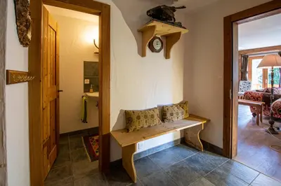 Ein Sitzbereich in der Unterkunft Chalet Grouse