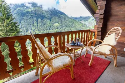 Ein allgemeiner Bergblick oder ein Berglick von des Chalets aus