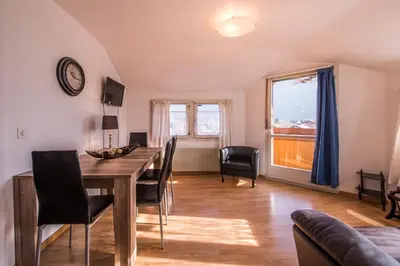 Ein Sitzbereich in der Unterkunft Chalet Cecile