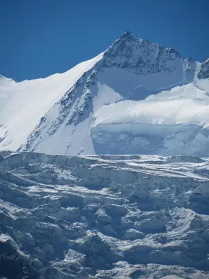 Ein allgemeiner Bergblick oder ein Berglick von des Ferienhauses aus