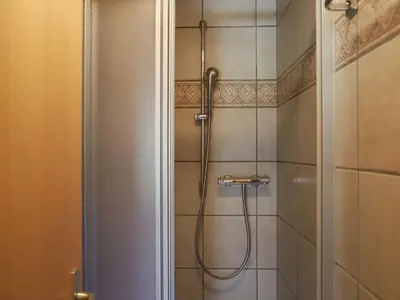 Ein Badezimmer in der Unterkunft Chalet Edelweiss by Interhome