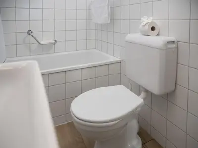 Ein Badezimmer in der Unterkunft Apartment Tschingelhorn Apt- R by Interhome