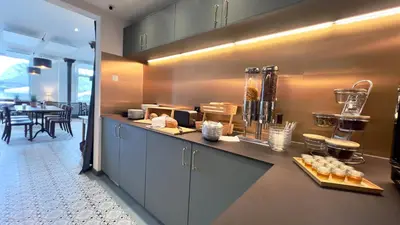 Küche/Küchenzeile in der Unterkunft Boutique Hotel Niesenblick - direkt am Thunersee gelegen mit SELF CHECK IN & digitaler Rezeption
