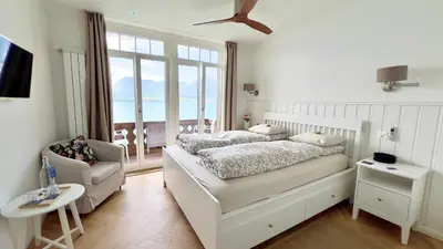 Ein Bett oder Betten in einem Zimmer der Unterkunft Boutique Hotel Niesenblick - direkt am Thunersee gelegen mit SELF CHECK IN & digitaler Rezeption