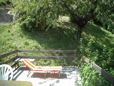 Ein Garten an der Unterkunft Charming Chalet Near Trails