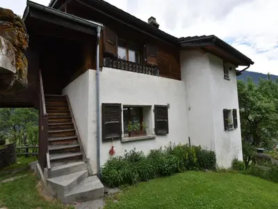 Das Gebäude in dem sich das Ferienhaus befindet