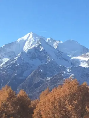 Ein allgemeiner Bergblick oder ein Berglick von der Ferienwohnung aus