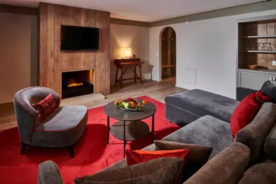 Ein Sitzbereich in der Unterkunft Hotel Spinne Grindelwald