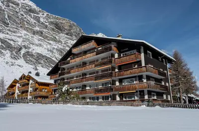 Ein allgemeiner Bergblick oder ein Berglick von der Ferienwohnung aus