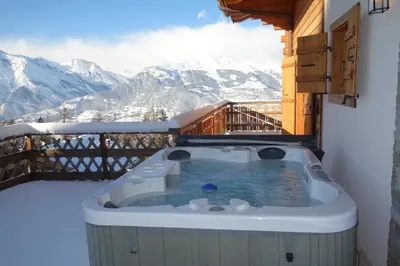 Ein allgemeiner Bergblick oder ein Berglick von des Chalets aus