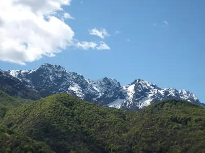 Ein allgemeiner Bergblick oder ein Berglick von der Ferienwohnung aus