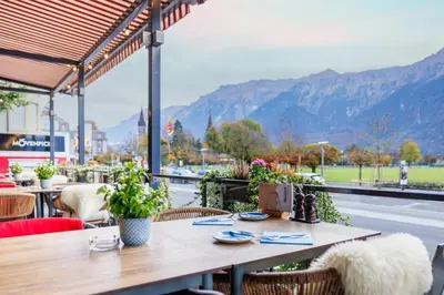 Ein allgemeiner Bergblick oder ein Berglick von des Aparthotels aus