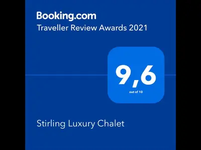 Ein Zertifikat, Auszeichnung, Logo oder anderes Dokument, das in der Unterkunft Stirling Luxury Chalet & Spa ausgestellt ist