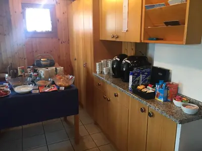 Küche/Küchenzeile in der Unterkunft Gruppenhaus im Walliser Alpstyle