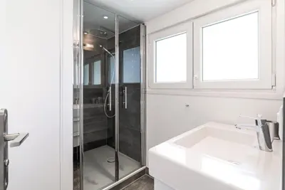Ein Badezimmer in der Unterkunft Haus Kirchplatz 4 by Zermatt Premium Apartments