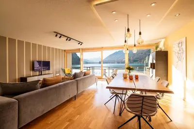 Ein Sitzbereich in der Unterkunft Chalet Apartments Iseltwald