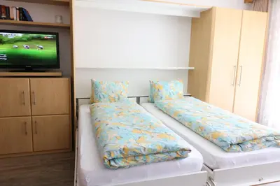 Ein Bett oder Betten in einem Zimmer der Unterkunft Adlerhorst