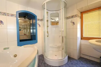 Ein Badezimmer in der Unterkunft Hotel Alpina