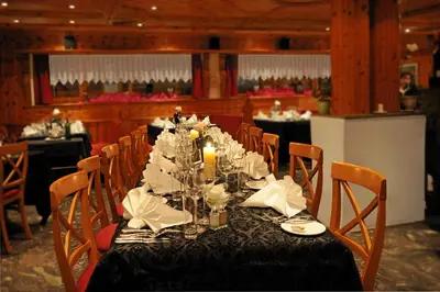 Ein Restaurant oder anderes Speiselokal in der Unterkunft Hotel Excelsior
