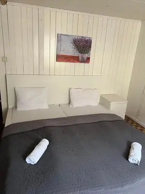 Ein Bett oder Betten in einem Zimmer der Unterkunft BASE Cafe
